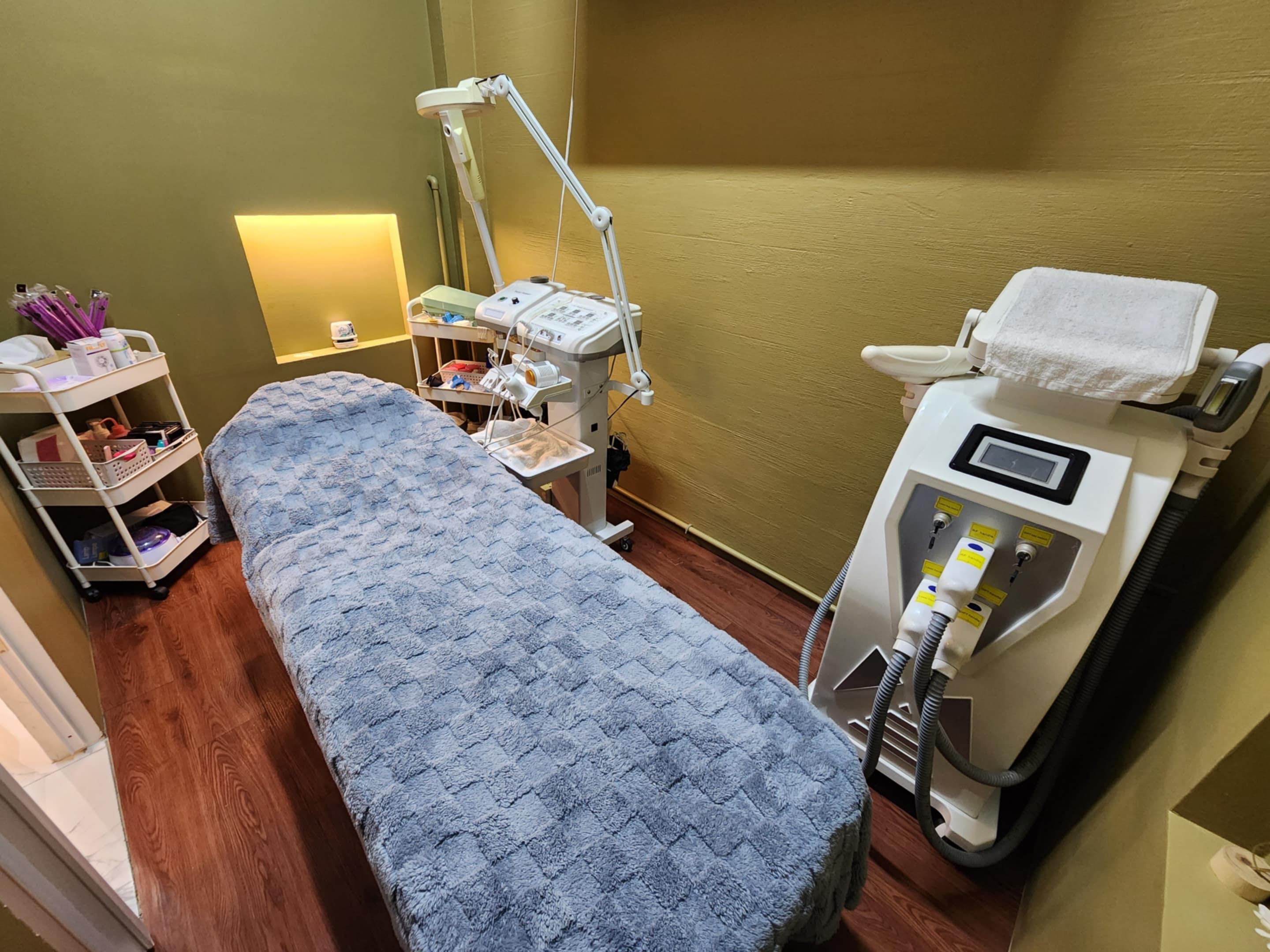 Salon Interior - Premium Room